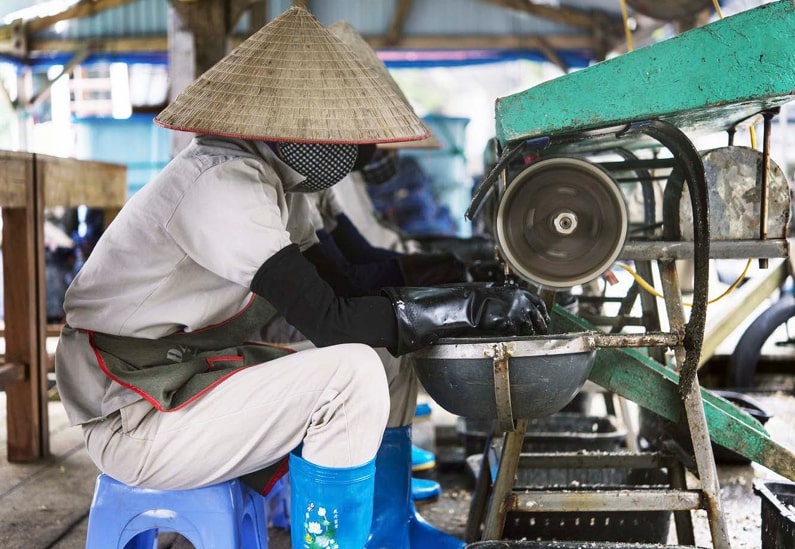 práce na výrobě jader perlová farma záliv Ha Long